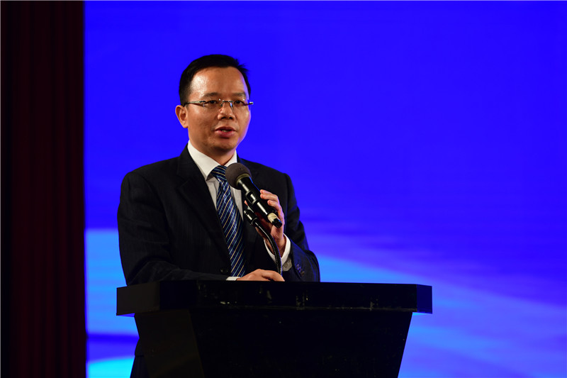 6.广西师范大学出版社集团党委副书记、总编辑汤文辉主持论坛.jpg