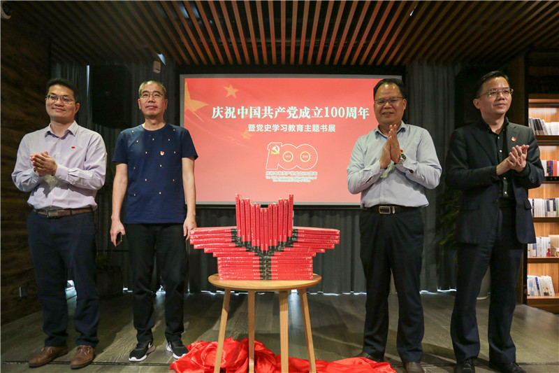 主题书展揭幕现场 廖雨欣 摄.jpg