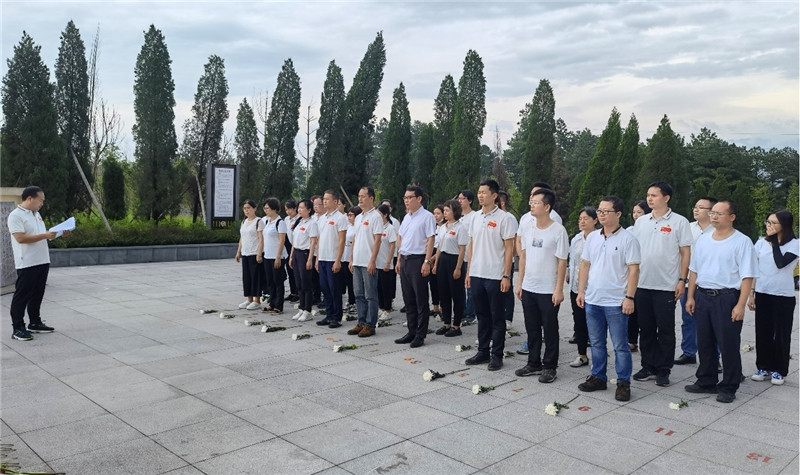 6向红军烈士默哀.jpg