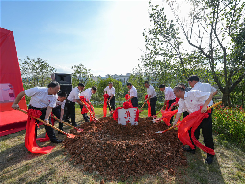 福泉市领导、广西师大领导、广西师大出版社领导等嘉宾为独秀书房·福泉店培土奠基.jpg