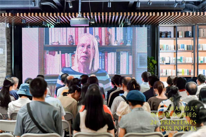 法语诗人以视频方式参与朗诵会.jpg
