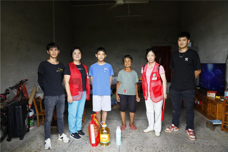志愿者们为入户家庭带去爱心物资.jpg
