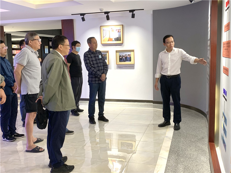 卜宪群一行听取集团公司发展情况汇报 熊文楷 摄.jpg