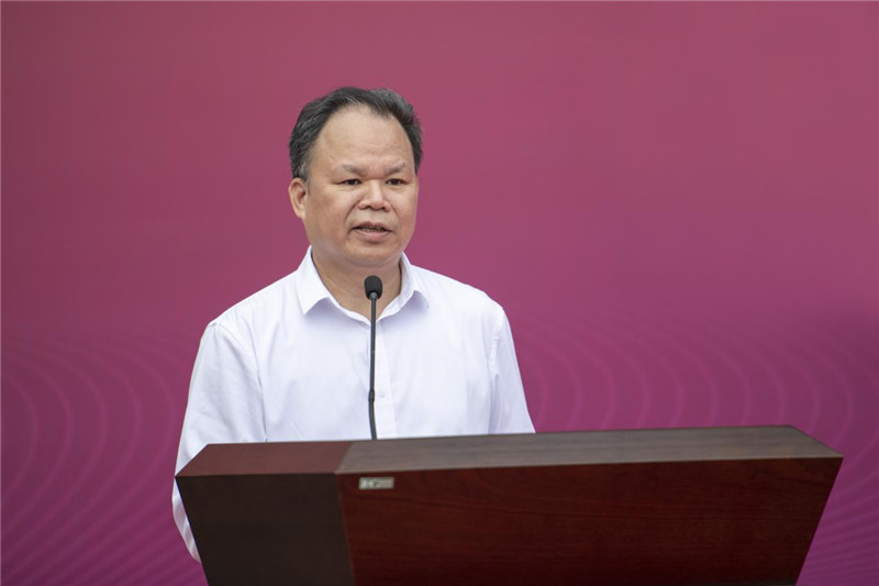 广西师范大学出版社集团党委书记、董事长黄轩庄作汇报发言.jpg