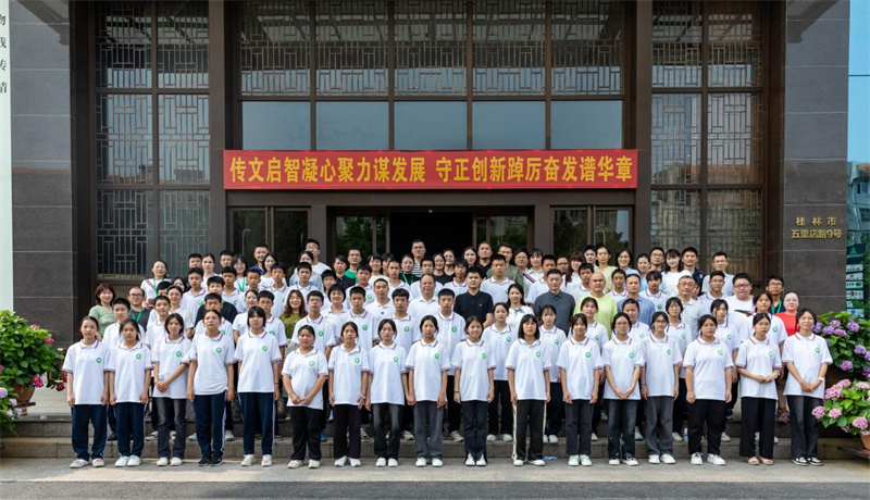 “独秀班”同学与结对子员工代表合影.jpg