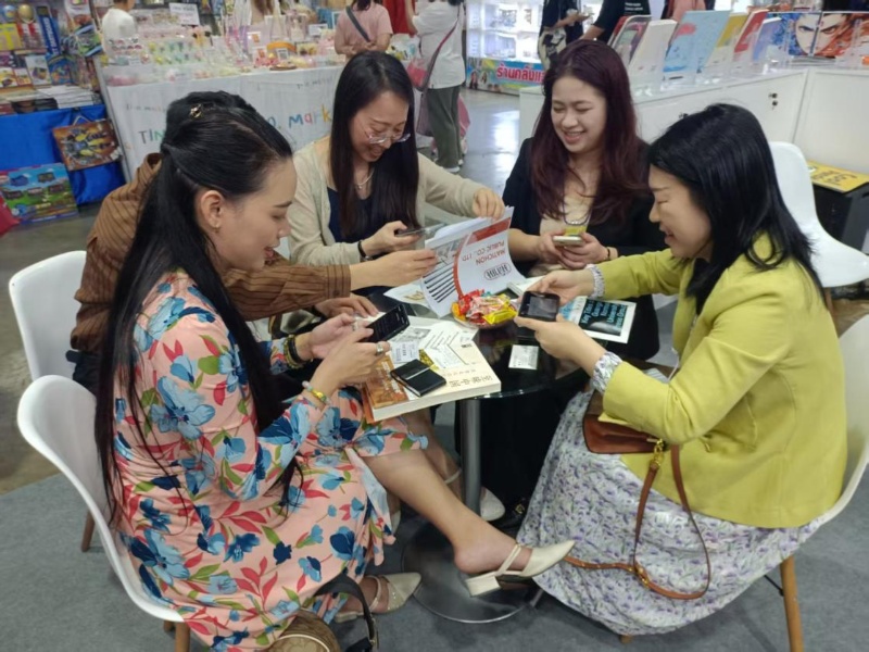 在现场进行版权洽谈。（马文玉 摄）_副本.jpg