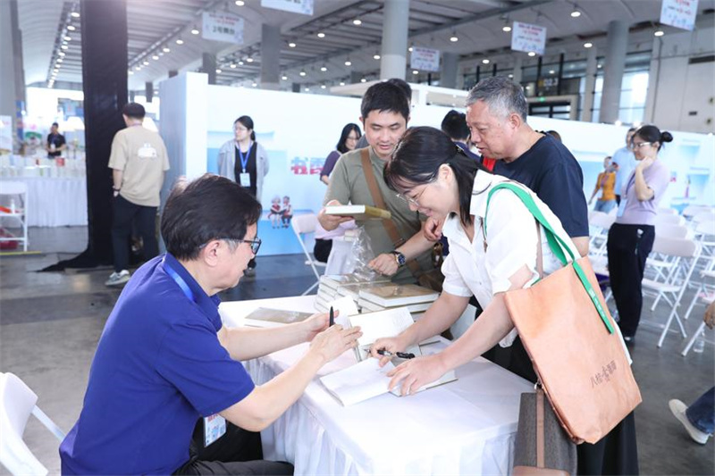陈应松在签售新书《月亮粑的故乡》.jpg