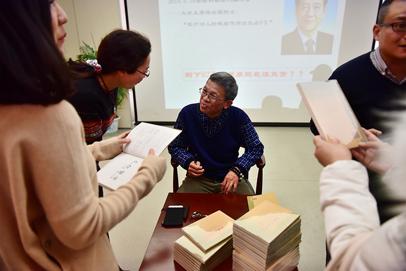骆降喜老师耐心解答读者的提问（李显杨摄）.JPG