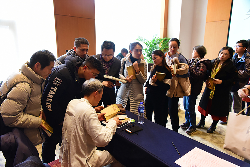 现场观众纷纷排起长队请骆降喜老师签名留念（李显杨摄）.JPG