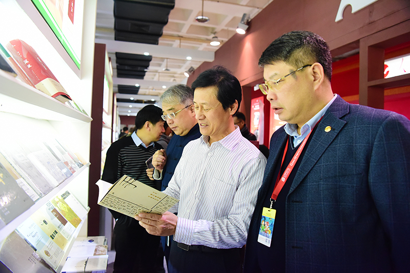 自治区新闻出版广电局党组成员、副局长朱为范集团公司展位1.JPG
