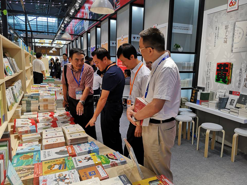 自治区政协科教文卫体委员会主任委员彭纲（左二），自治区新闻出版广电局党组成员、副局长朱为范（右二）到集团公司展位视察.jpg