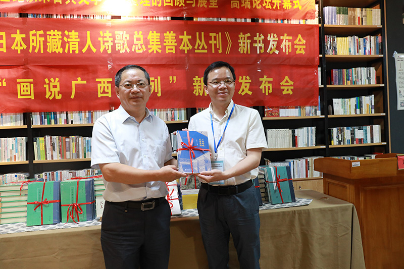 广西师范大学出版社向玉林师范学院赠书（孔小东摄）.jpg