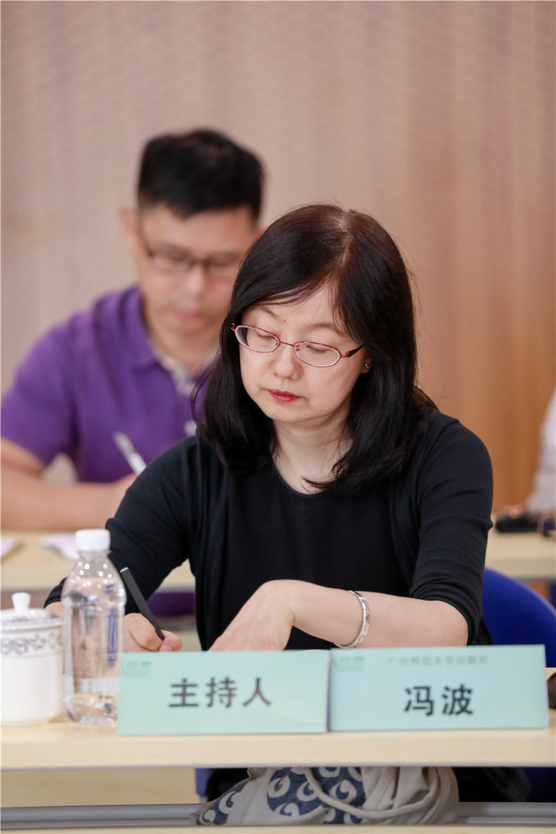 广西师范大学出版社副总编辑冯波主持年会.jpg
