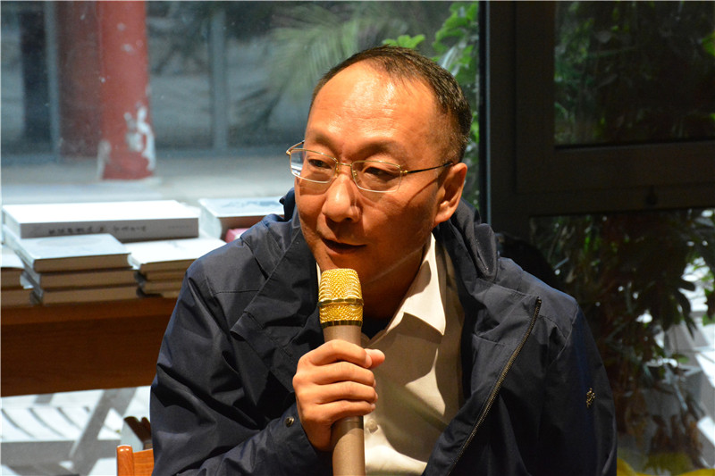 敬文东发言   小众书坊供图.JPG