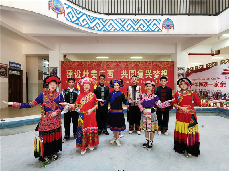 百色民族高级中学学生身穿少数民族服饰，分别用代表方言解读诗歌《绣袈裟衣缘》（黄立情 摄）.jpg